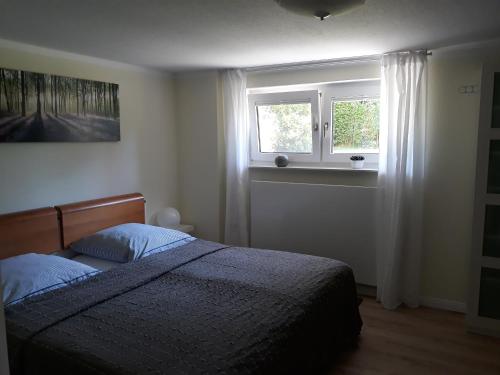 a bedroom with a bed and a window at Unner Deck aber schick in Stralsund