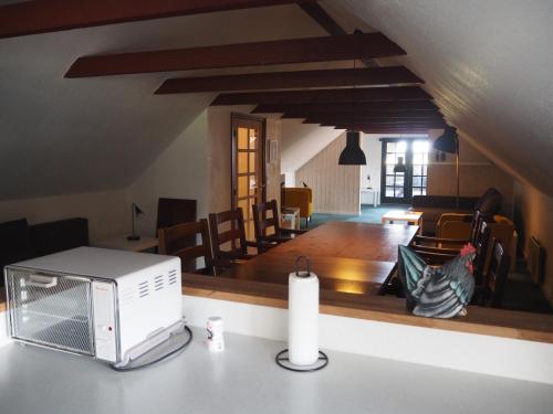 a microwave sitting on a counter in a living room at Blåvandshuk Golf Hostel in Blåvand
