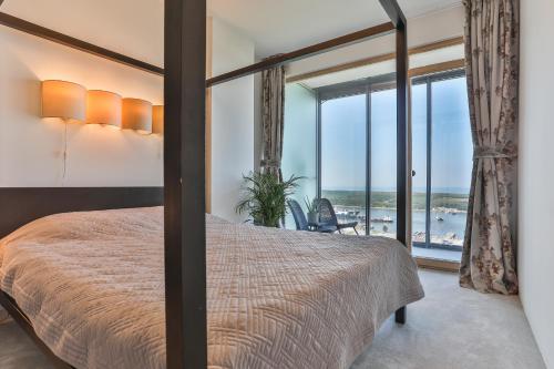 sypialnia z łóżkiem i widokiem na ocean w obiekcie Panoramic Sea Views w Kłajpedzie