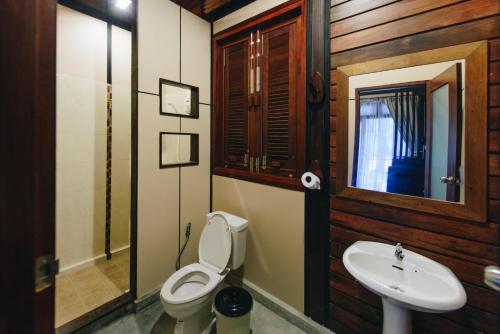 y baño con aseo y lavamanos. en Pakmeng Resort, en Pak Meng