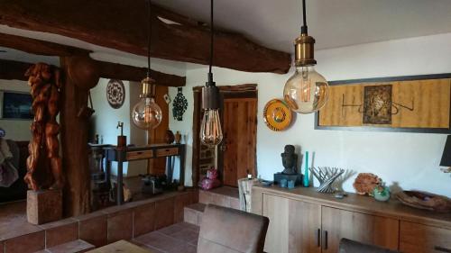 une cuisine avec plusieurs lumières suspendues au plafond dans l'établissement Les Floralis, à La Grée-Saint-Laurent