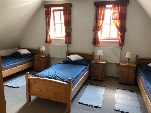 Postel nebo postele na pokoji v ubytování Malá Svatá Hora - penzion & restaurace