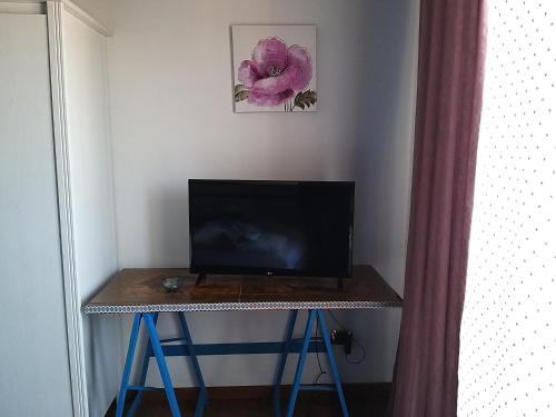 biurko z telewizorem na górze w obiekcie B & B Arco di Sole w mieście Pontecagnano