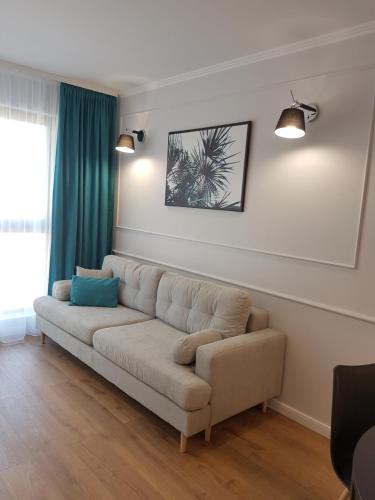 Apartament Gdańsk في غدانسك: غرفة معيشة مع أريكة في غرفة