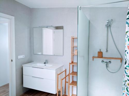 y baño con lavabo blanco y espejo. en Ca Na Vinyet, en El Poblenou del Delta