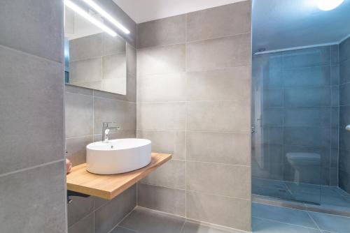 Modern Renovated Apt next to the BeachFront photo 3