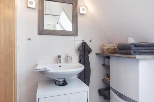 a bathroom with a sink and a mirror at Fachwerk-Treppenspeicher, Ruhe auf dem Land, Haustiere willkommen, Leihfahrräder, 24-7 check in in Kirchlinteln