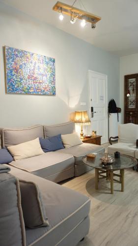 un soggiorno con divano e tavolo di Athenian House in Plaka Villa by Athenian Homes ad Atene