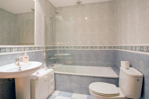 Ванна кімната в Bonita casa en Granada+PARKING EN EL CENTRO+WIFI