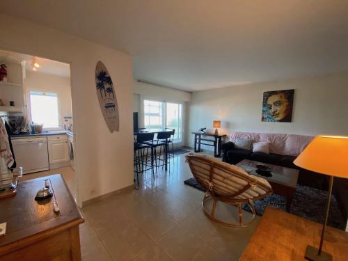 un salon avec un canapé et une table dans l'établissement 3 PIECES RESIDENCE CAP CABOURG Avenue Morimbaud à Cabourg, à Cabourg