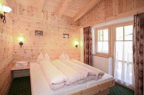 Hotel Silbertal - Almhütten tesisinde bir odada yatak veya yataklar