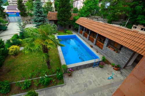 una vista aérea de una piscina junto a una casa en Palma Guest House en Alaverdi