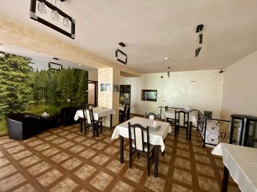 Restaurace v ubytování Pensiune Muntii Aninei