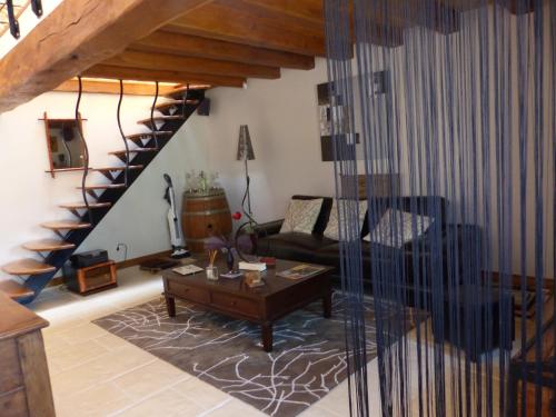 un salon avec un canapé et une table dans l'établissement HAVRE DE PAIX EN GATINE La Tessonniére, à Pougne-Hérisson