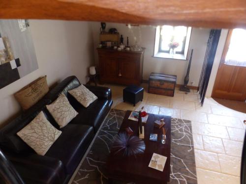 un salon avec un canapé et une table dans l'établissement HAVRE DE PAIX EN GATINE La Tessonniére, à Pougne-Hérisson