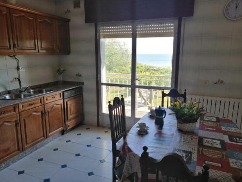 eine Küche mit einem Tisch und Meerblick in der Unterkunft Playa Montalvo in Montalvo