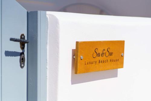 Un certificado, premio, letrero u otro documento en Beach Houses Santorini