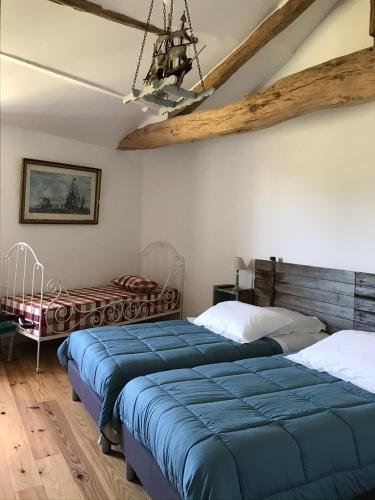 - une chambre avec deux lits et un plafond dans l'établissement le Logis du Plessis, à Chaniers