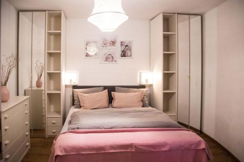um quarto com uma cama grande e prateleiras brancas em Haus Kollbauer em Dienten am Hochkönig