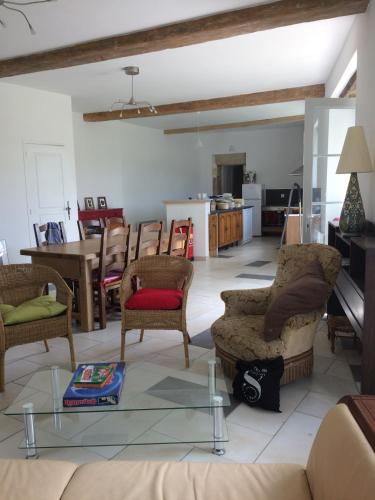 un salon avec un canapé et une table dans l'établissement le Logis du Plessis, à Chaniers