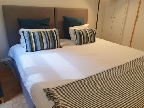 - un grand lit avec 2 oreillers dans l'établissement Citybreak-Apartments Caldeireiros, à Porto