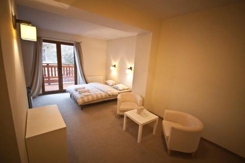 a bedroom with a bed and a table and chairs at Willa Bursztynowa 13 in Gdańsk