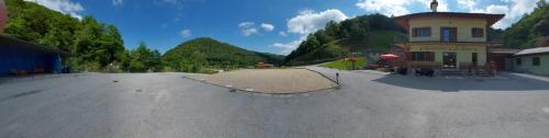 een parkeerplaats met een skateboard in het midden bij Agriturismo La Miniera in Gignese