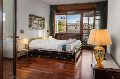 a bedroom with a bed and a window at Castle View Room in Verona