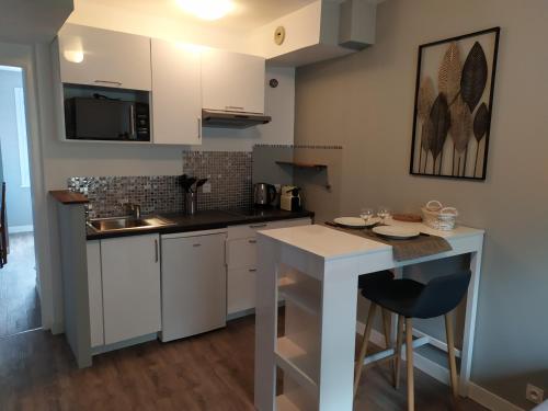 Nhà bếp/bếp nhỏ tại Appart'Hôtel de Trefeuntec - à 150m de la plage et du GR34