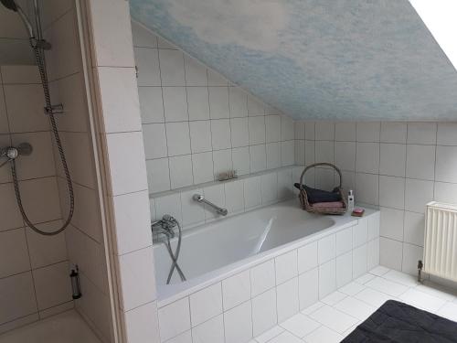 eine Badewanne im Bad mit Dusche in der Unterkunft Ferienwohnung am Starnberger See in Seeshaupt