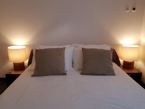 モンタルジルにあるVale Torrado Montargilの白いベッド(両側にランプ2つ付)