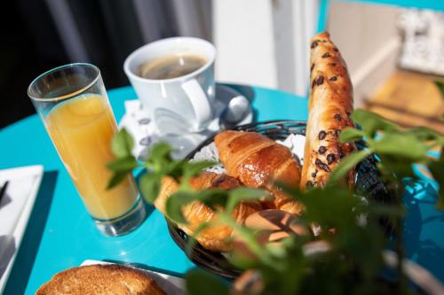 une assiette de nourriture avec du pain et un verre de jus d'orange dans l'établissement Hotel Amiraute, à Cannes