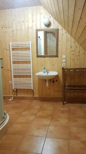 Koupelna v ubytování Apartmány Chalupa u Floriánka