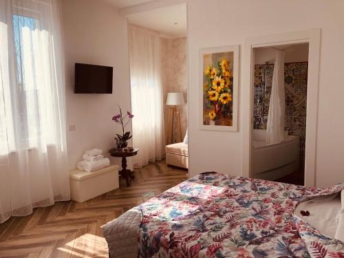 um quarto com uma cama e um quarto com um espelho em B&B Blu Infinito em Salerno