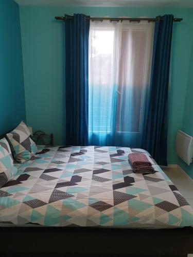 - une chambre avec un lit et une couette en damier dans l'établissement Modern Bright House, à Saint-Germain-en-Laye