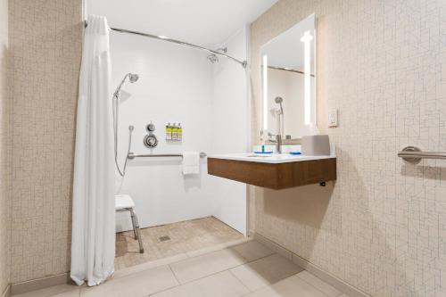 Ванная комната в Holiday Inn Express Hopewell - Fort Lee Area, an IHG Hotel