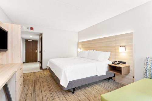 Ένα ή περισσότερα κρεβάτια σε δωμάτιο στο Holiday Inn Express Hopewell - Fort Lee Area, an IHG Hotel