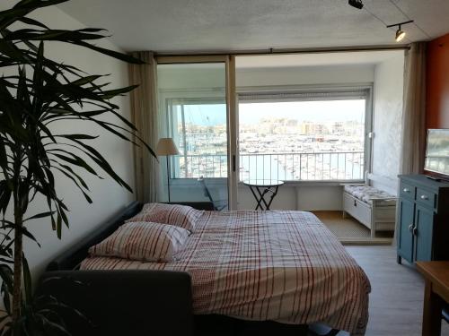 Studio cabine VUE PORT avec parking privé, piscine, parc, boulodrome