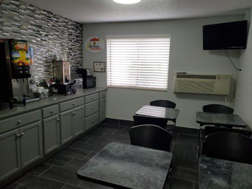 Kuchyň nebo kuchyňský kout v ubytování Super 8 by Wyndham Kansas City at Barry Road/Airport