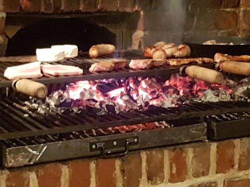 - un grill avec de la viande et des légumes dans l'établissement Au Cheval Noir, à Quaëdypre