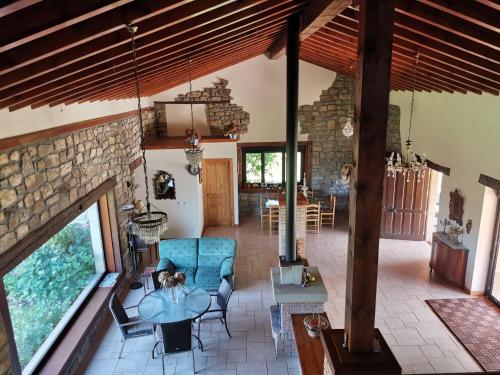 una sala de estar de planta abierta con una pared de piedra. en The farm en Cabezón de la Sal