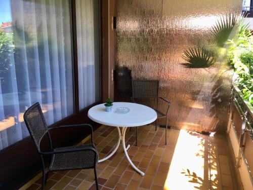 a table and chairs on a balcony with a table and chairs at Appartementresidenz am Kurpark - Ferienwohnungen mit Pool & Sauna & Garage in Bad Salzuflen