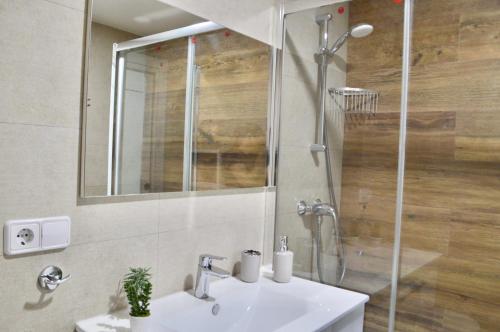 y baño con lavabo y ducha. en Apartamento Adriana. Céntrico, a 50m de la playa., en Fuengirola