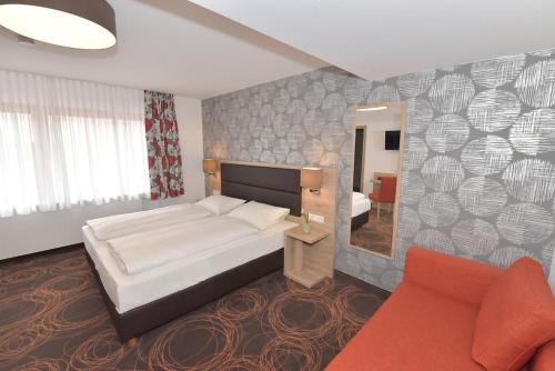 Ein Bett oder Betten in einem Zimmer der Unterkunft Hotel Weisses Lamm