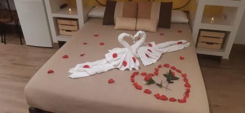 Una cama con un corazón hecho de toallas en Suite Love Jacuzzi (Casas Toya), en Uceda
