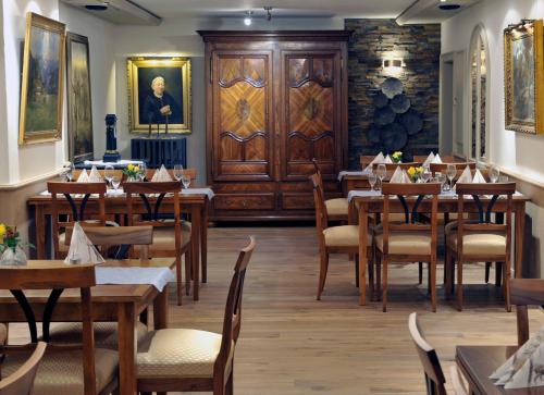 a restaurant with tables and chairs and a wooden door at Gasthaus zum Goldenen Hirschen in Martinstein
