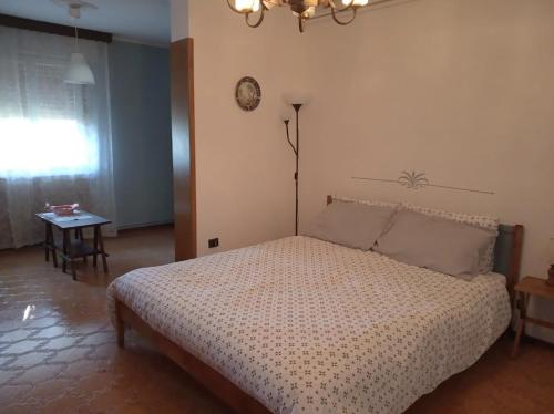 Giường trong phòng chung tại A casa della zia