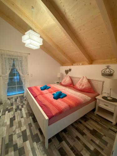 A bed or beds in a room at Apartments Edelweiß & Enzian - Gästehaus zum Fuchs