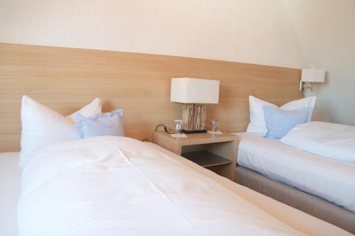 Un pat sau paturi într-o cameră la Ferienhaus An der Hilb