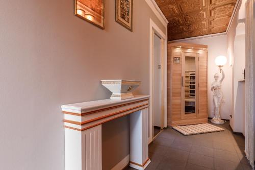 a hallway with a vase on top of a counter at Sherwood Hotel Vojkovice nad Ohří in Vojkovice